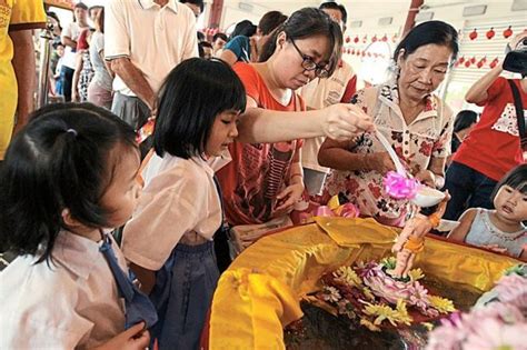 The picture above is a parade car which was decorated with flowers and a statue of buddha. Wesak Day In Malaysia