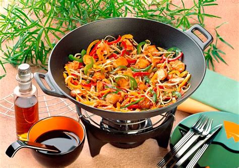 Hähnchenfleisch und knackiges Gemüse aus dem Wok Rezept ...