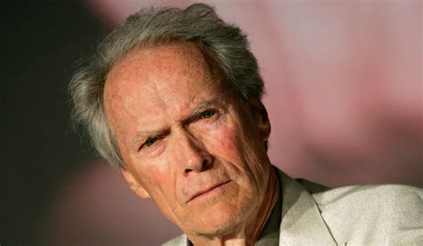 Clint eastwood was born may 31, 1930 in san francisco, the son of clinton eastwood sr., a bond salesman and later manufacturing executive for. Bruciano gli studios di Hollywood, ma Clint Eastwood resta ...