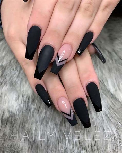 Un lindo adorno de princesa para tus hermosas uñas negras. Pin de Harbour_Blog en ︴︴ NAILS | Uñas negras largas, Uñas ...