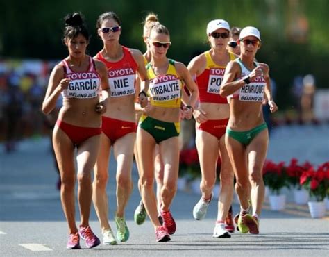 La marcha atlética es una progresión de pasos en los que el atleta se mantiene en contacto con el 8. Cómo practicar la marcha atlética de manera sencilla