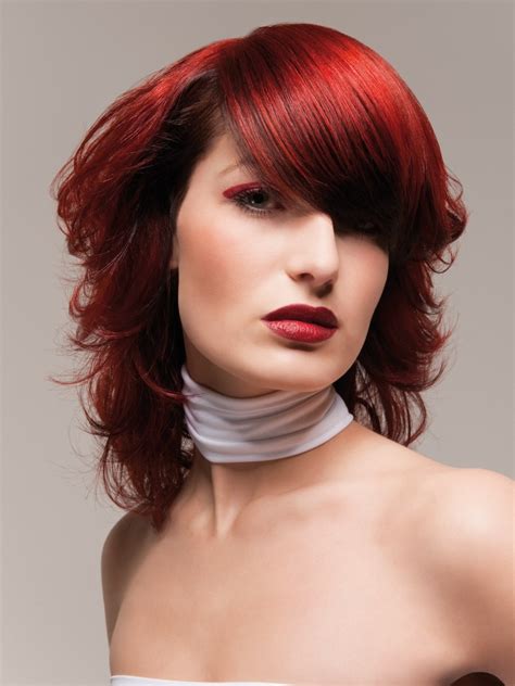 Short & sexy red tones. Ultramoderne look met vuurrood haar met gekrulde lagen en ...