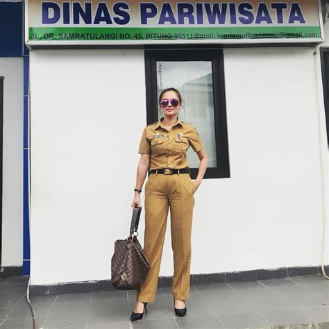 Tidak semua orang bisa bekerja di institusi sekelas bank sentral republik indonesia. Ini Sosok Energik Victorine Lengkong, Plt Kepala Dinas ...