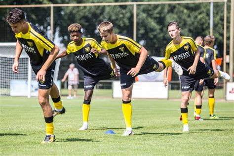 Boa vitória do feyenoord, que tenta se recuperar na temporada e ainda pegar alguma vaga em competições. Venlonaren Reserves VVV-Venlo rollen Venlosche Boys op met ...