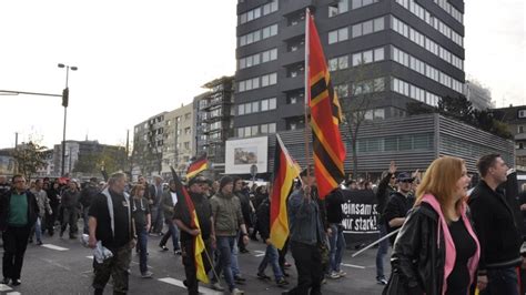 Wenn diese gegen die salafisten demonstrieren sind sie rechtsradikale! Hooligans gegen Salafisten: Heftige Krawalle bei Gegendemo ...