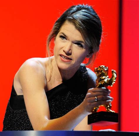 Immerhin stand die komikerin selbst bereits im zarten alter von 13 jahren hinter dem. Sexy Posen: Anke Engelke überrascht als „Vogue"-Model ...