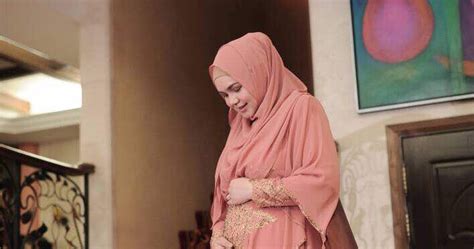 Sedangkan untuk ibu hamil 1 bulan yang mengalami mual dan muntah maka sebaiknya menggunakan prenagen emesis. Siti Nurhaliza Sahkan Hamil 4 Bulan | Video Dan Gambar Terkini