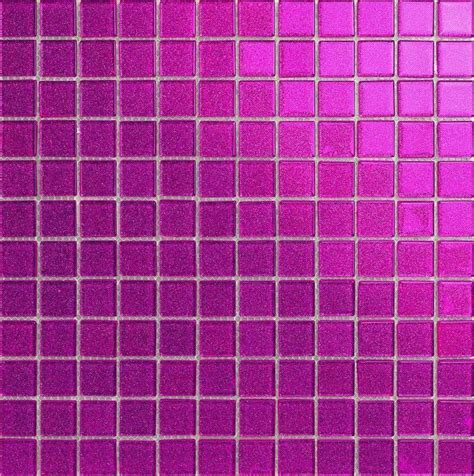 Je nachdem wie man die glitzerfugenfarbe mit der farbe der fliesen kombiniert und welche fläche mit den glitzerfugen gestaltet werden soll. Klarglas Mosaik Fliesen Matte in dunklem Pink mit Glitzer ...