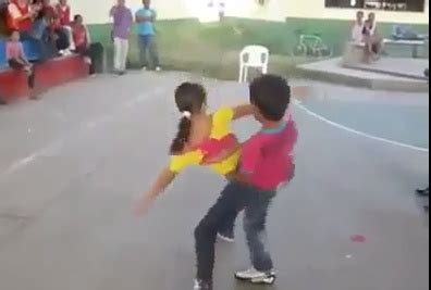 O que é o dançando e aprendendo? criança dançando fank