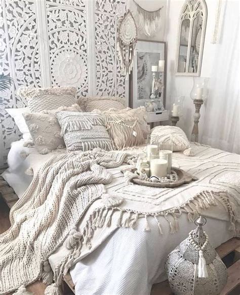 Ooops, more moroccan stuff :d. an all white Moroccan bedroom with an ornate wodoen screen ...