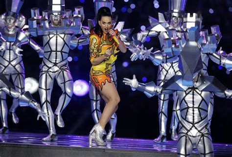 From the the more you know shooting star drone to the flawless guest spots from lenny kravitz and missy elliott what i'm trying to say is: Katy Perry da record: il suo Super Bowl il più visto della ...