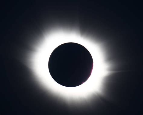 Solformørkelse inntreffer når månen kommer mellom jorda og sola og helt eller delvis skygger for 5° med ekliptikken, og solas og månens diameter er begge ca. Svein Nordahl