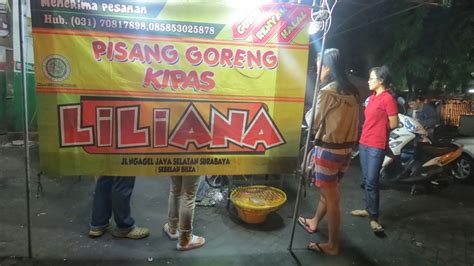 Pisang goreng kipas sudah tentu lebih besar dari pisang goreng biasa. Surabaya Food Stalls & Restaurant: Pisang Goreng Kipas Liliana