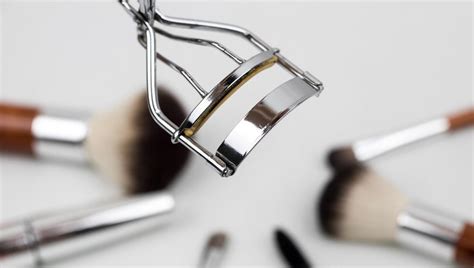 A good eyelash curler won't hurt or break your lashes while it curls them to perfection. Tips: Begini Loh Cara Penggunaan Eyelashes Curler Terbaik ...
