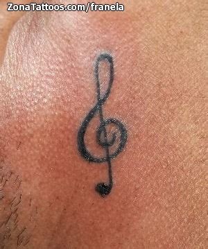 Este tipo de tatuajes lucen muy bien en los pies, los brazos, los dedos, la espalda… Tatuaje de Notas Musicales, Cuello