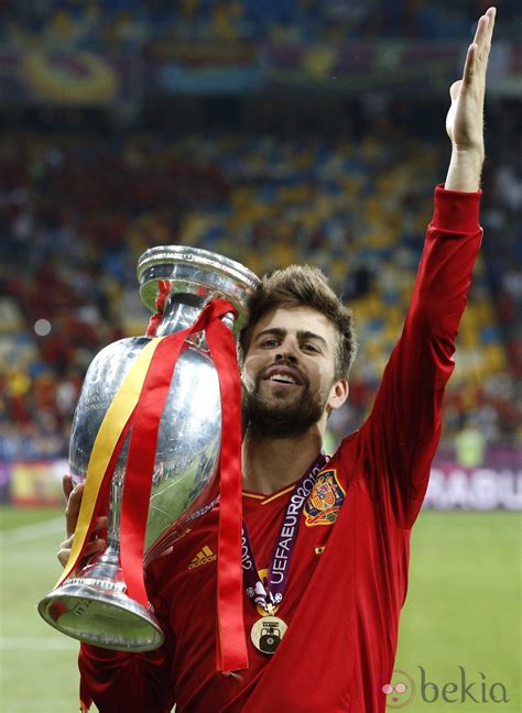 Acontecendo a cada quatro anos desde 1960, foi originalmente chamado de taça das nações europeias, mudando de nome para euro em 1968. Gerard Piqué celebra la victoria de España en la Eurocopa ...