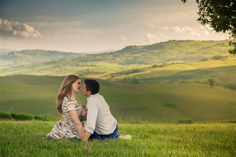 Download and use 10,000+ couple hugging stock photos for free. A romantic honeymoon in Tuscany: some ideas for making it ...