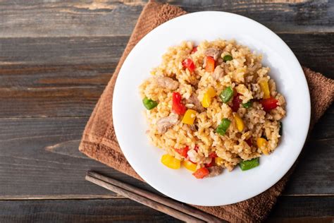 Nasi goreng adalah menu makanan sejuta umat masyarakat indonesia sejak dulu hingga hari ini. Ketahui Bahan, Kalori dan Cara Memasaknya Agar Nasi Goreng jadi Santapan Lebih Sehat - TIKTAK.ID