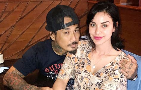 Model dan pebisnis yang dikenal sebagai istri jerinx sid tersebut dipuji cantik sekaligus bikin merinding. Ciri Netizen Jahat Banget, Istri Jerinx SID Ngamuk di ...