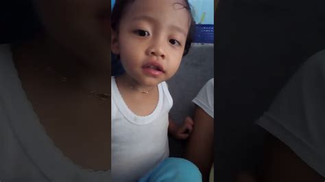 Buktinya, waktu bayi baju biru itu nyangkut di keranjang mainan, si bayi baju merah memaklumi. Anak lucu - YouTube