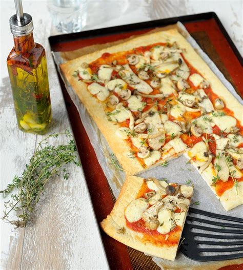 Pizza Funghi Recept - Zelf funghi pizza maken en beleggen | Recept ...