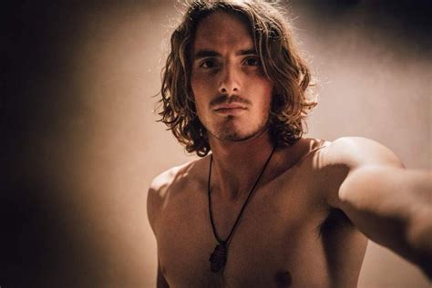 Stefanos tsitsipas pavlos tsitsipas : Stefanos Tsitsipas dares you to go shirtless | Athens Insider