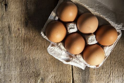 La maionese senza uova è una ricetta che sostituisce la maionese tradizionale preparata con latte di soia, senape, olio di semi e limone e si usa maionese senza uova: Uova bazzotte con salsa al coriandolo: ecco la ricetta ...