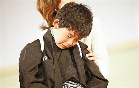 Suggest as a translation of かわいい. （大志 藤井聡太のいる時代）成長編：8 将棋盤を覆って号泣 ...