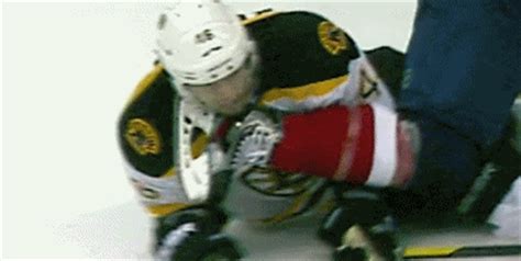 Puedes elegir los gif de david krejci gratuitos más populares para tu. GIF: David Krejci's Face Almost Sliced By Skate - SBNation.com