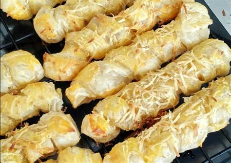 Roll up each strip, je. Resep Puff Pastry Cheese Roll oleh Renny Mahlenny - Cookpad