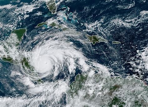 Ouragan, qui a une si belle couverture, et une histoire. L'ouragan Iota se renforce en catégorie 5