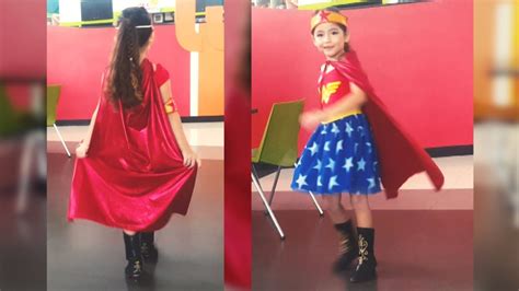 Con líquidos especiales, policías descubrieron sangre en la tienda donde habría cometido el crimen. LA MUJER MARAVILLA JUGANDO EL JUEGO DEL CONO DE NIEVE Y BOLITAS DE SERVILLETA | WONDER WOMAN ...