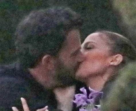 Ben affleck y jennifer lópez no quieren volver a perder el tiempo y desean casarse la relación cuenta con la aprobación de personas importantes en la vida de ben y j.lo. JLo and Ben Affleck kissing in Malibu - PHOTOS AND VIDEO ...