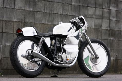 The half café racer fairings include the windscreen that goes below the handlebars. SR500 full fairing Cafe Racer | Return of the Cafe Racers