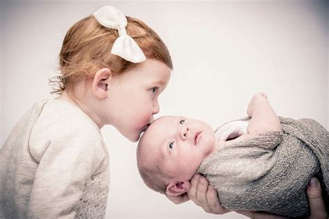 Sibling photography with newborn | Newborn photography, Sibling ...