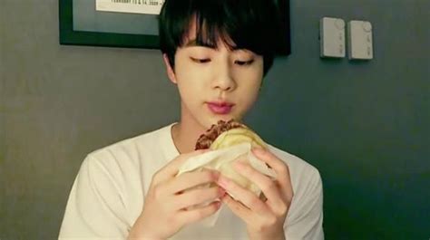 Kemudian jin menjelaskan bahwa pulau sulawesi sangat indah, sehingga ia akan langsung merekomendasikan pulau tersebut jika harus berwisata bersama seseorang. 5 Makanan Lezat Kesukaan Jin BTS, ARMY Yuk Makan Bareng! - Foto 1