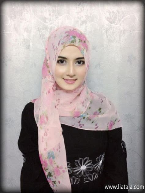 Karena selain untuk menjaga dari fitnah, gambar siluet wanita berhijab ini memiliki sisi keindahan yang bagus. Gambar Wanita Muslimah Berhijab Cantik | Pojok 41 | Gadis cantik