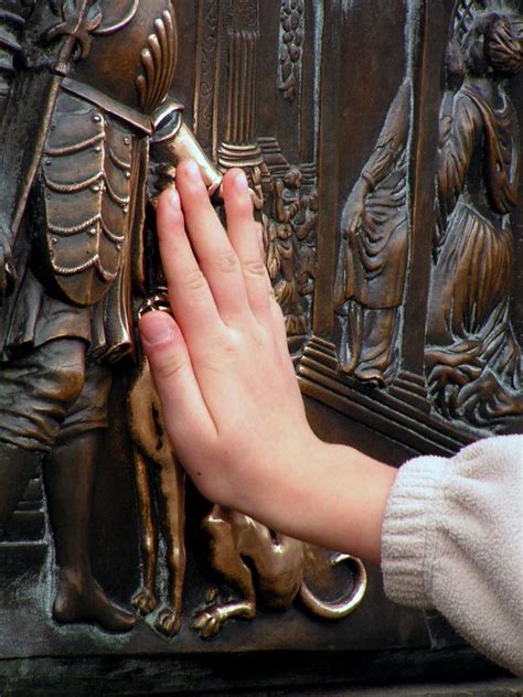 Tato socha se stala závazným ikonografickým vzorem, podle něhož vznikaly a vznikají dálší plastiky u nás i v cizině. Czechia - Praha - socha sv.Jana Nepomuckého (Karlův most)