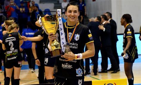 Clubul sportiv municipal bucurești, also known as csm bucurești, csm or csm bucharest, is a women's handball team based in bucharest, romania, that competes in the liga naţională and the ehf champions league. Cristina Neagu Csm Bucuresti - Cristina Neagu Pune CondiÈ ...