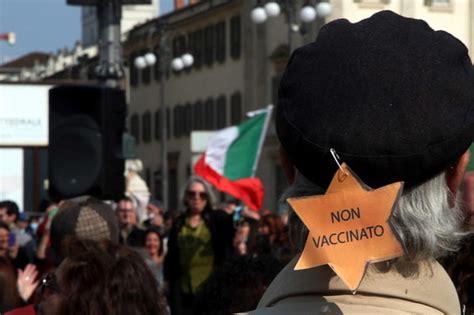«no al green pass, adesso basta». Covid, in piazza Duomo a Milano centinaia di No Vax senza ...