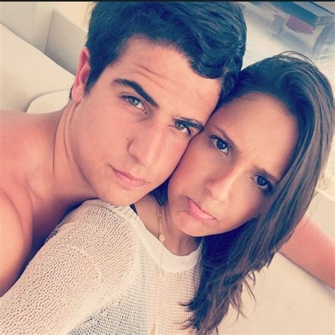 Casal bruna marquezine e enzo celulari foi flagrado aos beijos na praia. Enzo Celulari posa todo sério ao lado da namorada - Quem ...