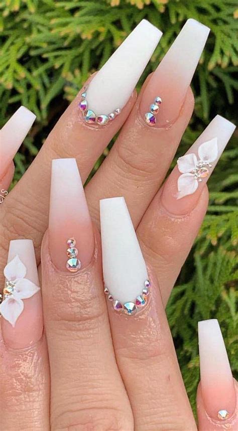 Se llevan decoradas en liso y con algún detalle decorativo como una línea fina en dorado o alguna perla. Unhas de gel decoradas: 21 ideias para valorizar ainda ...