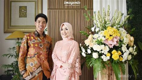 Sejumlah netizen rupanya mengaitkan pertunangan rina ini dengan keputusannya membuka hijab. 4 Model Kebaya Muslim Couple Kekinian yang Bisa Kamu Pakai ...