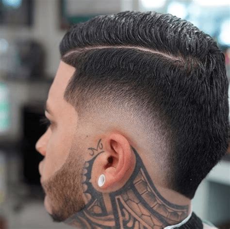 Unos cortes degradados para hombres más ocurrentes son el mid fade o desvanecimiento medio, que es un corte gradual desde la mitad del cuero cabelludo, el temple fade, en el cual el pelo se recorta cerca de las sienes, el bald fade, un desvanecimiento calvo en el que el cabello disminuye el. Mid Fade Cortes De Pelo Hombre Degradado En Pico : Neymar ...