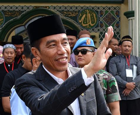 Selain kado, kamu mungkin bisa menyiapkan pesta kejutan. Selamat Ulang Tahun, Pak Jokowi Presiden Hebat