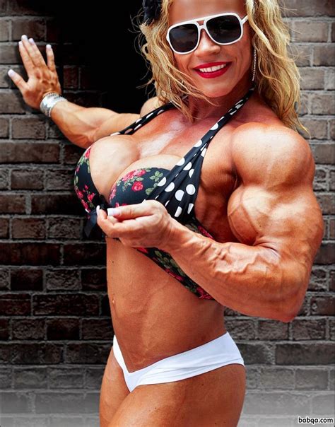 There's a slant here on the top section of the summit muscles in the kind of taper down and they round down into here. beautiful female bodybuilder with fitness body and toned arms pict ... | 💪 Girls With Muscle