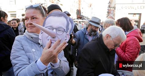 Mateusz morawiecki jest bardzo drogim premierem. 'Kłamca!', 'Pinokio!'. Morawiecki w Toruniu ZDJĘCIA