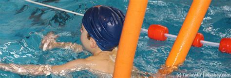 Ihrem baby wird es im wasser am besten gehen, wenn es. Ab ins Wasser - Wie Kinder schwimmen lernen - Schwimmen lernen