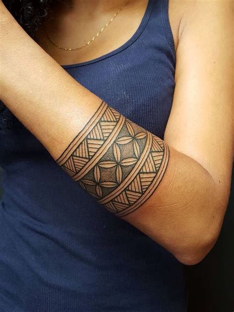 On demarre ce magnifique post avec cette merveille de tatouage polynésien marquisien ancien de gros bracelet avant bras pour l'homme affichant tout un défile de la pure symbologie marquisienne. Tatouage polynesien bracelet bras | Depressionen hilfe