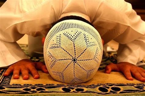 Untuk cara sholat lailatul qadar pada saat berdiri raka'at keempat maka kalian kembali membaca surat al fatihah dan diteruskan membaca suratan bacaan niat mengerjakan shalat lailatul qadar diatas tentunya sudah kami lengkapi dengan terjemahan latin dan terjemahan bahasa indonesia. Maksud Bacaan Di Dalam Solat